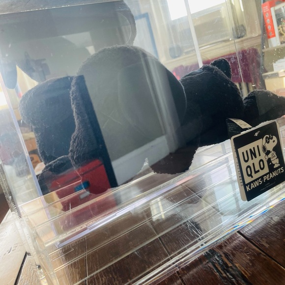 KAWS X PEANUTS X UNIQLO – ‘BLACK’ SNOOPY PLUSH - Picture 6 of 10